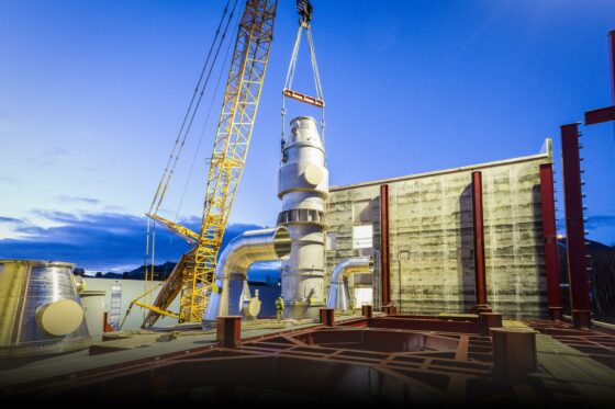 Tube bundle heat exchanger during lifting